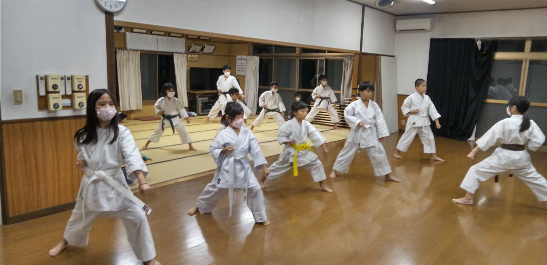 帯の色のちがう子どもたちが、道場で基本の稽古をする様子