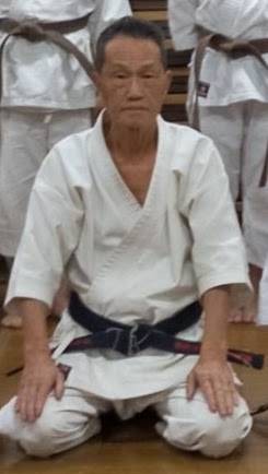 道着姿で正座する薄久保仁司先生